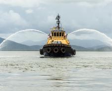 Novo equipamento saiu do estaleiro em Itajaí direto para atender os Porto de Paranaguá e Antonina, reforçando a frota com mais tecnologia e potência. Isso garante melhor atendimento aos serviços e operações marítimos. 