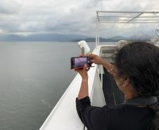 “O porto mais bonito até agora”. Foi assim que a diretora de projeto estratégicos Parvathy Sankar descreveu a chegada ao Porto de Paranaguá no dia 1o. de fevereiro numa foto postada no Instagram. Ela é alemã, de origem indiana, mora e trabalha numa multinacional na Alemanha, mas resolveu embarcar em Cingapura numa viagem pouco usual: partir do Oceano Índico e cruzar o Atlântico num navio de contêineres junto com o marido Manohar. A experiência acabou sendo relatada em blogues e nas redes sociais e o resulta