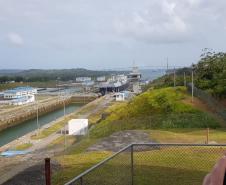 A empresa pública Portos do Paraná esteve presente no curso sobre o uso do Canal do Panamá como alternativa para o escoamento da produção até a Ásia, que começou segunda-feira e se encerrou nesta quarta-feira (4), na Cidade do Panamá. Nos três dias, representantes das autoridades portuárias de países da América Latina, agências e empresas do setor conheceram em detalhes este elo logístico mundial, vantagens e desvantagens dessa rota.