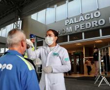 Equipes médicas foram contratadas e atuam 24 horas para fazer aferição de temperatura, orientação e triagem dos profissionais que descarregam cargas e atuam na atividade portuária. Há postos médicos e de enfermagem, 32 chuveiros, 60 pias e lava-pés com hipoclorito de sódio, entre outras iniciativas.