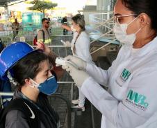 Equipes médicas foram contratadas e atuam 24 horas para fazer aferição de temperatura, orientação e triagem dos profissionais que descarregam cargas e atuam na atividade portuária. Há postos médicos e de enfermagem, 32 chuveiros, 60 pias e lava-pés com hipoclorito de sódio, entre outras iniciativas.