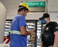 Equipes médicas foram contratadas e atuam 24 horas para fazer aferição de temperatura, orientação e triagem dos profissionais que descarregam cargas e atuam na atividade portuária. Há postos médicos e de enfermagem, 32 chuveiros, 60 pias e lava-pés com hipoclorito de sódio, entre outras iniciativas.