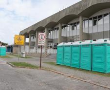 Pias com sabão antisséptico foram instaladas na entrada da faixa portuária. Já no cais, está montada uma estação de higienização, com o sabão que é o mesmo usado em ambientes hospitalares e álcool em gel.