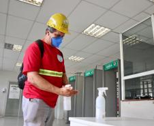 Pias com sabão antisséptico foram instaladas na entrada da faixa portuária. Já no cais, está montada uma estação de higienização, com o sabão que é o mesmo usado em ambientes hospitalares e álcool em gel.