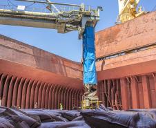 Puxados, principalmente, pelo açúcar e a soja, os granéis de exportação registram aumento de 41,5%. No mês, este ano, 2,76 milhões de toneladas foram exportadas pelos portos de Paranaguá e Antonina; no ano passado, no mesmo período, esse volume foi de 1,95 milhão de toneladas.