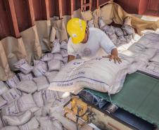 Puxados, principalmente, pelo açúcar e a soja, os granéis de exportação registram aumento de 41,5%. No mês, este ano, 2,76 milhões de toneladas foram exportadas pelos portos de Paranaguá e Antonina; no ano passado, no mesmo período, esse volume foi de 1,95 milhão de toneladas.