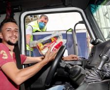 Iniciativa da empresa pública Portos do Paraná é uma forma de ajudar os motoristas, que enfrentam dificuldades em encontrar restaurantes abertos devido à pandemia do coronavírus. Serão distribuídos 55 mil kits, com arroz, feijão, óleo e ovos.