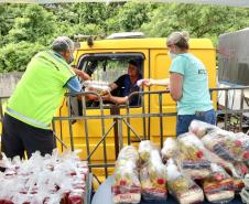 Iniciativa da empresa pública Portos do Paraná é uma forma de ajudar os motoristas, que enfrentam dificuldades em encontrar restaurantes abertos devido à pandemia do coronavírus. Serão distribuídos 55 mil kits, com arroz, feijão, óleo e ovos.