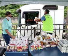 Iniciativa da empresa pública Portos do Paraná é uma forma de ajudar os motoristas, que enfrentam dificuldades em encontrar restaurantes abertos devido à pandemia do coronavírus. Serão distribuídos 55 mil kits, com arroz, feijão, óleo e ovos.