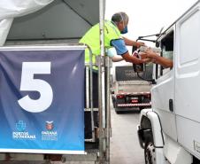 Iniciativa da empresa pública Portos do Paraná é uma forma de ajudar os motoristas, que enfrentam dificuldades em encontrar restaurantes abertos devido à pandemia do coronavírus. Serão distribuídos 55 mil kits, com arroz, feijão, óleo e ovos.