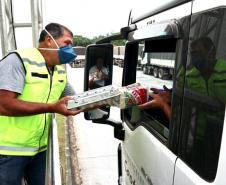 Iniciativa da empresa pública Portos do Paraná é uma forma de ajudar os motoristas, que enfrentam dificuldades em encontrar restaurantes abertos devido à pandemia do coronavírus. Serão distribuídos 55 mil kits, com arroz, feijão, óleo e ovos.