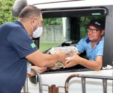 Iniciativa da empresa pública Portos do Paraná é uma forma de ajudar os motoristas, que enfrentam dificuldades em encontrar restaurantes abertos devido à pandemia do coronavírus. Serão distribuídos 55 mil kits, com arroz, feijão, óleo e ovos.