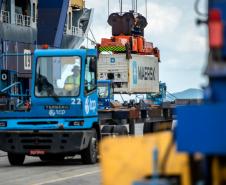 A Portos do Paraná espera atracar até o fim de abril 115 navios. Porto de Paranaguá mantém operações com cuidados de segurança.