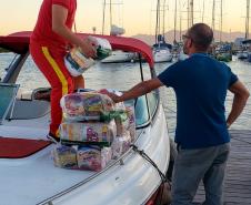 O Governo do Paraná entregou 10,5 toneladas de alimentos para pescadores, ribeirinhos e caiçaras que vivem em nove comunidades do Litoral do Estado.  O esforço atendeu 15 famílias da Ilha da Cotinga, 90 em São Miguel, 28 na Ponta do Ubá, 50 na Eufrasina, 25 na Europinha, 45 na Ilha do Teixeira, 125 na praia de Encantadas (Ilha do Mel), 50 em Piaçaguera e 100 no Amparo.
