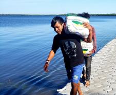 O Governo do Paraná entregou 10,5 toneladas de alimentos para pescadores, ribeirinhos e caiçaras que vivem em nove comunidades do Litoral do Estado.  O esforço atendeu 15 famílias da Ilha da Cotinga, 90 em São Miguel, 28 na Ponta do Ubá, 50 na Eufrasina, 25 na Europinha, 45 na Ilha do Teixeira, 125 na praia de Encantadas (Ilha do Mel), 50 em Piaçaguera e 100 no Amparo.