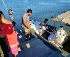 O Governo do Paraná entregou 10,5 toneladas de alimentos para pescadores, ribeirinhos e caiçaras que vivem em nove comunidades do Litoral do Estado.  O esforço atendeu 15 famílias da Ilha da Cotinga, 90 em São Miguel, 28 na Ponta do Ubá, 50 na Eufrasina, 25 na Europinha, 45 na Ilha do Teixeira, 125 na praia de Encantadas (Ilha do Mel), 50 em Piaçaguera e 100 no Amparo.