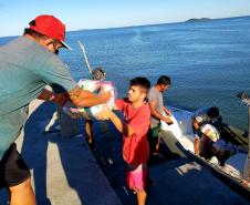 O Governo do Paraná entregou 10,5 toneladas de alimentos para pescadores, ribeirinhos e caiçaras que vivem em nove comunidades do Litoral do Estado.  O esforço atendeu 15 famílias da Ilha da Cotinga, 90 em São Miguel, 28 na Ponta do Ubá, 50 na Eufrasina, 25 na Europinha, 45 na Ilha do Teixeira, 125 na praia de Encantadas (Ilha do Mel), 50 em Piaçaguera e 100 no Amparo.