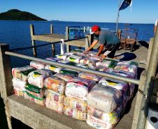 O Governo do Paraná entregou 10,5 toneladas de alimentos para pescadores, ribeirinhos e caiçaras que vivem em nove comunidades do Litoral do Estado.  O esforço atendeu 15 famílias da Ilha da Cotinga, 90 em São Miguel, 28 na Ponta do Ubá, 50 na Eufrasina, 25 na Europinha, 45 na Ilha do Teixeira, 125 na praia de Encantadas (Ilha do Mel), 50 em Piaçaguera e 100 no Amparo.