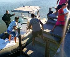 O Governo do Paraná entregou 10,5 toneladas de alimentos para pescadores, ribeirinhos e caiçaras que vivem em nove comunidades do Litoral do Estado.  O esforço atendeu 15 famílias da Ilha da Cotinga, 90 em São Miguel, 28 na Ponta do Ubá, 50 na Eufrasina, 25 na Europinha, 45 na Ilha do Teixeira, 125 na praia de Encantadas (Ilha do Mel), 50 em Piaçaguera e 100 no Amparo.