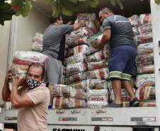 O Governo do Paraná entregou 10,5 toneladas de alimentos para pescadores, ribeirinhos e caiçaras que vivem em nove comunidades do Litoral do Estado.  O esforço atendeu 15 famílias da Ilha da Cotinga, 90 em São Miguel, 28 na Ponta do Ubá, 50 na Eufrasina, 25 na Europinha, 45 na Ilha do Teixeira, 125 na praia de Encantadas (Ilha do Mel), 50 em Piaçaguera e 100 no Amparo.