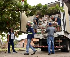 O Governo do Paraná entregou 10,5 toneladas de alimentos para pescadores, ribeirinhos e caiçaras que vivem em nove comunidades do Litoral do Estado.  O esforço atendeu 15 famílias da Ilha da Cotinga, 90 em São Miguel, 28 na Ponta do Ubá, 50 na Eufrasina, 25 na Europinha, 45 na Ilha do Teixeira, 125 na praia de Encantadas (Ilha do Mel), 50 em Piaçaguera e 100 no Amparo.