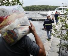 O Governo do Paraná entregou 10,5 toneladas de alimentos para pescadores, ribeirinhos e caiçaras que vivem em nove comunidades do Litoral do Estado.  O esforço atendeu 15 famílias da Ilha da Cotinga, 90 em São Miguel, 28 na Ponta do Ubá, 50 na Eufrasina, 25 na Europinha, 45 na Ilha do Teixeira, 125 na praia de Encantadas (Ilha do Mel), 50 em Piaçaguera e 100 no Amparo.