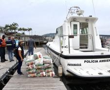 O Governo do Paraná entregou 10,5 toneladas de alimentos para pescadores, ribeirinhos e caiçaras que vivem em nove comunidades do Litoral do Estado.  O esforço atendeu 15 famílias da Ilha da Cotinga, 90 em São Miguel, 28 na Ponta do Ubá, 50 na Eufrasina, 25 na Europinha, 45 na Ilha do Teixeira, 125 na praia de Encantadas (Ilha do Mel), 50 em Piaçaguera e 100 no Amparo.
