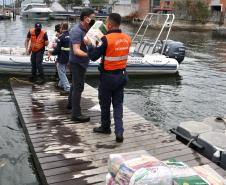 O Governo do Paraná entregou 10,5 toneladas de alimentos para pescadores, ribeirinhos e caiçaras que vivem em nove comunidades do Litoral do Estado.  O esforço atendeu 15 famílias da Ilha da Cotinga, 90 em São Miguel, 28 na Ponta do Ubá, 50 na Eufrasina, 25 na Europinha, 45 na Ilha do Teixeira, 125 na praia de Encantadas (Ilha do Mel), 50 em Piaçaguera e 100 no Amparo.
