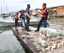 O Governo do Paraná entregou 10,5 toneladas de alimentos para pescadores, ribeirinhos e caiçaras que vivem em nove comunidades do Litoral do Estado.  O esforço atendeu 15 famílias da Ilha da Cotinga, 90 em São Miguel, 28 na Ponta do Ubá, 50 na Eufrasina, 25 na Europinha, 45 na Ilha do Teixeira, 125 na praia de Encantadas (Ilha do Mel), 50 em Piaçaguera e 100 no Amparo.