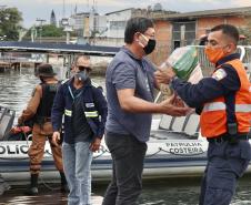 O Governo do Paraná entregou 10,5 toneladas de alimentos para pescadores, ribeirinhos e caiçaras que vivem em nove comunidades do Litoral do Estado.  O esforço atendeu 15 famílias da Ilha da Cotinga, 90 em São Miguel, 28 na Ponta do Ubá, 50 na Eufrasina, 25 na Europinha, 45 na Ilha do Teixeira, 125 na praia de Encantadas (Ilha do Mel), 50 em Piaçaguera e 100 no Amparo.