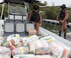 O Governo do Paraná entregou 10,5 toneladas de alimentos para pescadores, ribeirinhos e caiçaras que vivem em nove comunidades do Litoral do Estado.  O esforço atendeu 15 famílias da Ilha da Cotinga, 90 em São Miguel, 28 na Ponta do Ubá, 50 na Eufrasina, 25 na Europinha, 45 na Ilha do Teixeira, 125 na praia de Encantadas (Ilha do Mel), 50 em Piaçaguera e 100 no Amparo.