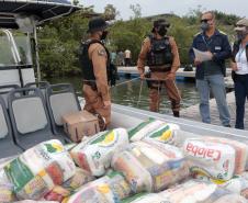 O Governo do Paraná entregou 10,5 toneladas de alimentos para pescadores, ribeirinhos e caiçaras que vivem em nove comunidades do Litoral do Estado.  O esforço atendeu 15 famílias da Ilha da Cotinga, 90 em São Miguel, 28 na Ponta do Ubá, 50 na Eufrasina, 25 na Europinha, 45 na Ilha do Teixeira, 125 na praia de Encantadas (Ilha do Mel), 50 em Piaçaguera e 100 no Amparo.