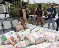 O Governo do Paraná entregou 10,5 toneladas de alimentos para pescadores, ribeirinhos e caiçaras que vivem em nove comunidades do Litoral do Estado.  O esforço atendeu 15 famílias da Ilha da Cotinga, 90 em São Miguel, 28 na Ponta do Ubá, 50 na Eufrasina, 25 na Europinha, 45 na Ilha do Teixeira, 125 na praia de Encantadas (Ilha do Mel), 50 em Piaçaguera e 100 no Amparo.