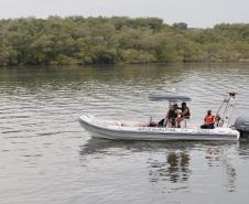 O Governo do Paraná entregou 10,5 toneladas de alimentos para pescadores, ribeirinhos e caiçaras que vivem em nove comunidades do Litoral do Estado.  O esforço atendeu 15 famílias da Ilha da Cotinga, 90 em São Miguel, 28 na Ponta do Ubá, 50 na Eufrasina, 25 na Europinha, 45 na Ilha do Teixeira, 125 na praia de Encantadas (Ilha do Mel), 50 em Piaçaguera e 100 no Amparo.