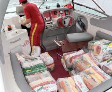 O Governo do Paraná entregou 10,5 toneladas de alimentos para pescadores, ribeirinhos e caiçaras que vivem em nove comunidades do Litoral do Estado.  O esforço atendeu 15 famílias da Ilha da Cotinga, 90 em São Miguel, 28 na Ponta do Ubá, 50 na Eufrasina, 25 na Europinha, 45 na Ilha do Teixeira, 125 na praia de Encantadas (Ilha do Mel), 50 em Piaçaguera e 100 no Amparo.