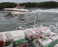 O Governo do Paraná entregou 10,5 toneladas de alimentos para pescadores, ribeirinhos e caiçaras que vivem em nove comunidades do Litoral do Estado.  O esforço atendeu 15 famílias da Ilha da Cotinga, 90 em São Miguel, 28 na Ponta do Ubá, 50 na Eufrasina, 25 na Europinha, 45 na Ilha do Teixeira, 125 na praia de Encantadas (Ilha do Mel), 50 em Piaçaguera e 100 no Amparo.