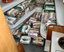 O Governo do Paraná entregou 10,5 toneladas de alimentos para pescadores, ribeirinhos e caiçaras que vivem em nove comunidades do Litoral do Estado.  O esforço atendeu 15 famílias da Ilha da Cotinga, 90 em São Miguel, 28 na Ponta do Ubá, 50 na Eufrasina, 25 na Europinha, 45 na Ilha do Teixeira, 125 na praia de Encantadas (Ilha do Mel), 50 em Piaçaguera e 100 no Amparo.