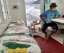 O Governo do Paraná entregou 10,5 toneladas de alimentos para pescadores, ribeirinhos e caiçaras que vivem em nove comunidades do Litoral do Estado.  O esforço atendeu 15 famílias da Ilha da Cotinga, 90 em São Miguel, 28 na Ponta do Ubá, 50 na Eufrasina, 25 na Europinha, 45 na Ilha do Teixeira, 125 na praia de Encantadas (Ilha do Mel), 50 em Piaçaguera e 100 no Amparo.