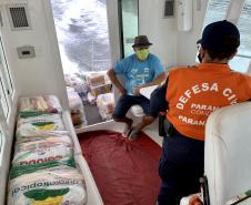 O Governo do Paraná entregou 10,5 toneladas de alimentos para pescadores, ribeirinhos e caiçaras que vivem em nove comunidades do Litoral do Estado.  O esforço atendeu 15 famílias da Ilha da Cotinga, 90 em São Miguel, 28 na Ponta do Ubá, 50 na Eufrasina, 25 na Europinha, 45 na Ilha do Teixeira, 125 na praia de Encantadas (Ilha do Mel), 50 em Piaçaguera e 100 no Amparo.