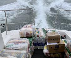 O Governo do Paraná entregou 10,5 toneladas de alimentos para pescadores, ribeirinhos e caiçaras que vivem em nove comunidades do Litoral do Estado.  O esforço atendeu 15 famílias da Ilha da Cotinga, 90 em São Miguel, 28 na Ponta do Ubá, 50 na Eufrasina, 25 na Europinha, 45 na Ilha do Teixeira, 125 na praia de Encantadas (Ilha do Mel), 50 em Piaçaguera e 100 no Amparo.