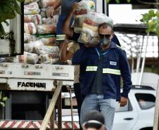 O Governo do Paraná entregou 10,5 toneladas de alimentos para pescadores, ribeirinhos e caiçaras que vivem em nove comunidades do Litoral do Estado.  O esforço atendeu 15 famílias da Ilha da Cotinga, 90 em São Miguel, 28 na Ponta do Ubá, 50 na Eufrasina, 25 na Europinha, 45 na Ilha do Teixeira, 125 na praia de Encantadas (Ilha do Mel), 50 em Piaçaguera e 100 no Amparo.