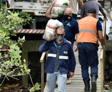 O Governo do Paraná entregou 10,5 toneladas de alimentos para pescadores, ribeirinhos e caiçaras que vivem em nove comunidades do Litoral do Estado.  O esforço atendeu 15 famílias da Ilha da Cotinga, 90 em São Miguel, 28 na Ponta do Ubá, 50 na Eufrasina, 25 na Europinha, 45 na Ilha do Teixeira, 125 na praia de Encantadas (Ilha do Mel), 50 em Piaçaguera e 100 no Amparo.