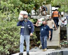 O Governo do Paraná entregou 10,5 toneladas de alimentos para pescadores, ribeirinhos e caiçaras que vivem em nove comunidades do Litoral do Estado.  O esforço atendeu 15 famílias da Ilha da Cotinga, 90 em São Miguel, 28 na Ponta do Ubá, 50 na Eufrasina, 25 na Europinha, 45 na Ilha do Teixeira, 125 na praia de Encantadas (Ilha do Mel), 50 em Piaçaguera e 100 no Amparo.
