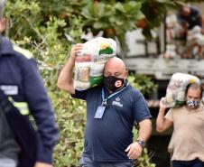 O Governo do Paraná entregou 10,5 toneladas de alimentos para pescadores, ribeirinhos e caiçaras que vivem em nove comunidades do Litoral do Estado.  O esforço atendeu 15 famílias da Ilha da Cotinga, 90 em São Miguel, 28 na Ponta do Ubá, 50 na Eufrasina, 25 na Europinha, 45 na Ilha do Teixeira, 125 na praia de Encantadas (Ilha do Mel), 50 em Piaçaguera e 100 no Amparo.