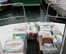 O Governo do Paraná entregou 10,5 toneladas de alimentos para pescadores, ribeirinhos e caiçaras que vivem em nove comunidades do Litoral do Estado.  O esforço atendeu 15 famílias da Ilha da Cotinga, 90 em São Miguel, 28 na Ponta do Ubá, 50 na Eufrasina, 25 na Europinha, 45 na Ilha do Teixeira, 125 na praia de Encantadas (Ilha do Mel), 50 em Piaçaguera e 100 no Amparo.