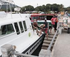 O Governo do Paraná entregou 10,5 toneladas de alimentos para pescadores, ribeirinhos e caiçaras que vivem em nove comunidades do Litoral do Estado.  O esforço atendeu 15 famílias da Ilha da Cotinga, 90 em São Miguel, 28 na Ponta do Ubá, 50 na Eufrasina, 25 na Europinha, 45 na Ilha do Teixeira, 125 na praia de Encantadas (Ilha do Mel), 50 em Piaçaguera e 100 no Amparo.