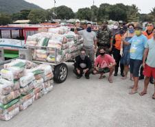 O Governo do Paraná entregou 10,5 toneladas de alimentos para pescadores, ribeirinhos e caiçaras que vivem em nove comunidades do Litoral do Estado.  O esforço atendeu 15 famílias da Ilha da Cotinga, 90 em São Miguel, 28 na Ponta do Ubá, 50 na Eufrasina, 25 na Europinha, 45 na Ilha do Teixeira, 125 na praia de Encantadas (Ilha do Mel), 50 em Piaçaguera e 100 no Amparo.