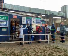 A partir desta sexta-feira (29), todos os trabalhadores que atuam nos silos e moegas públicas do Porto de Paranaguá terão a temperatura aferida. Mais um ponto de monitoramento sanitário foi montado no acesso pelo Portão 7.