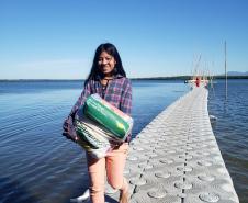 O Governo do Paraná entregou 10,5 toneladas de alimentos para pescadores, ribeirinhos e caiçaras que vivem em nove comunidades do Litoral do Estado.  O esforço atendeu 15 famílias da Ilha da Cotinga, 90 em São Miguel, 28 na Ponta do Ubá, 50 na Eufrasina, 25 na Europinha, 45 na Ilha do Teixeira, 125 na praia de Encantadas (Ilha do Mel), 50 em Piaçaguera e 100 no Amparo.