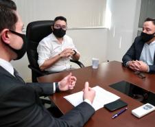O líder do governo na Assembléia Legislativa, deputado estadual Hussein Bakri, visitou nesta quinta-feira (28) o Porto de Paranaguá. O parlamentar foi recebido pelo diretor-presidente da Portos do Paraná, Luiz Fernando Garcia, e pelo diretor jurídico Marcus Freitas. Em pauta, os cuidados adotados pela empresa pública na proteção aos trabalhadores portuários, durante a pandemia da COVID-19, e o crescimento na movimentação de cargas nos portos paranaenses. 